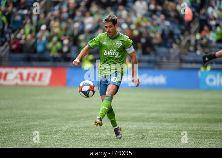 Seattle, Washington, Stati Uniti d'America. Xiii Apr, 2019. Seattle a Nico Lodeiro (10) in azione come Toronto FC visiti le sirene di Seattle per un match di MLS al secolo campo Collegamento a Seattle, WA. Credito: Jeff Halstead/ZUMA filo/Alamy Live News Foto Stock