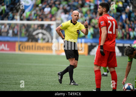 Seattle, Washington, Stati Uniti d'America. Xiii Apr, 2019. Centro arbitro Allen Chapman in Acton come Toronto FC visiti le sirene di Seattle per un match di MLS al secolo campo Collegamento a Seattle, WA. Credito: Jeff Halstead/ZUMA filo/Alamy Live News Foto Stock