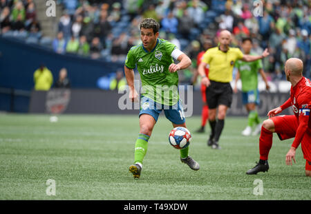 Seattle, Washington, Stati Uniti d'America. Xiii Apr, 2019. Seattle a Nico Lodeiro (10) in azione come Toronto FC visiti le sirene di Seattle per un match di MLS al secolo campo Collegamento a Seattle, WA. Credito: Jeff Halstead/ZUMA filo/Alamy Live News Foto Stock