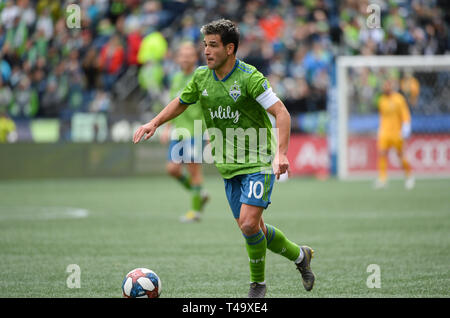 Seattle, Washington, Stati Uniti d'America. Xiii Apr, 2019. Seattle avanti Nico Lodeiro (10) in azione come Toronto FC visiti le sirene di Seattle per un match di MLS al secolo campo Collegamento a Seattle, WA. Credito: Jeff Halstead/ZUMA filo/Alamy Live News Foto Stock