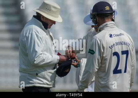 Londra, Regno Unito. Xiv Apr, 2019. Di arbitri controllare la forma della sfera come Ryan dieci orologi Doeschate su come Surrey prendere su Essex nel giorno finale della contea di Specsavers gara di campionato al Kia ovale. Credito: David Rowe/Alamy Live News Foto Stock