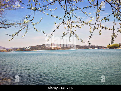 Beijin, Beijin, Cina. Xv Apr, 2019. Pechino, Cina-uno scenario primaverile del palazzo d'Estate a Pechino in Cina. Credito: SIPA Asia/ZUMA filo/Alamy Live News Foto Stock