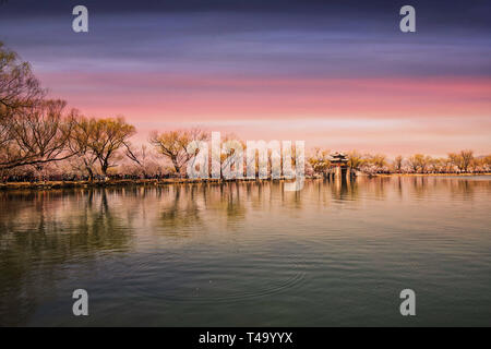 Beijin, Beijin, Cina. Xv Apr, 2019. Pechino, Cina-uno scenario primaverile del palazzo d'Estate a Pechino in Cina. Credito: SIPA Asia/ZUMA filo/Alamy Live News Foto Stock