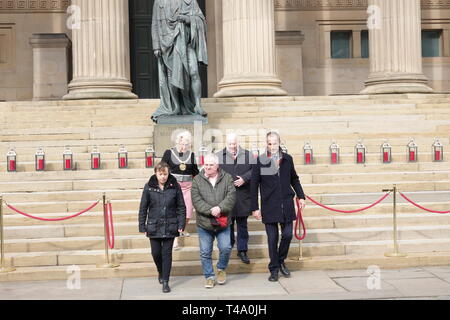 Liverpool, Regno Unito. Xv Apr, 2019. Sindaco Joe Anderson e signore sindaco consigliere Christine banche deporre una corona al memoriale di servizio presso il St George's Hall per contrassegnare il trentesimo anniversario del disastro di Hillsborough in cui 96 Liverpool sostenitori hanno perso la loro vita. Credito: ken biggs/Alamy Live News Foto Stock