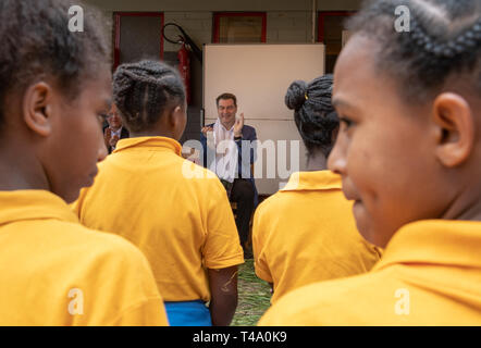 Addis Abeba, in Etiopia. Xv Apr, 2019. Markus Söder (CSU), il Primo Ministro della Baviera, canta una canzone in occasione della sua visita alla chiesa tedesca scuola. La CSU leader potrà visitare il Paese del Corno d Africa fino al 18 aprile 2019. Credito: Pietro Kneffel/dpa/Alamy Live News Foto Stock