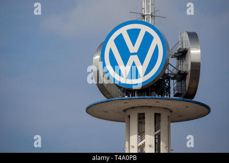 Hannover, Germania. Xi Apr, 2019. Il logo del produttore di automobili Volkswagen può essere visto in tempo soleggiato presso la Torre di VW. Credito: Moritz Frankenberg/dpa/Alamy Live News Foto Stock