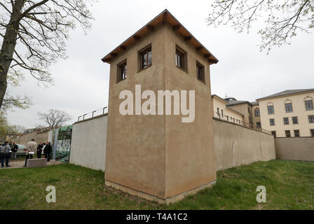 Chemnitz, Germania. 09Apr, 2019. Le pareti e di una crescita nell'ex carcere Kaßberg. Lo Stato della Sassonia intende sostenere la costruzione di un memoriale qui con milioni di euro in finanziamenti. Il Kaßberg prigione era noto in GDR tempi come la 'gateway alla libertà". Il libero acquisto di prigionieri per la Repubblica federale di Germania è stata effettuata tramite la prigione. Attualmente, gli edifici del sito che non sono elencati vengono demoliti. Case a schiera sono di essere costruita qui dal 2022. Credito: Jan Woitas/dpa-Zentralbild/dpa/Alamy Live News Foto Stock