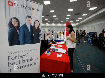 (190415) -- LOS ANGELES, 15 aprile 2019 (Xinhua) -- un lavoro hunter parla con un datore di lavoro durante la seconda CUAAASC Career Development Forum e Expo di Los Angeles, Stati Uniti, 13 aprile 2019. Carriera la manifestazione è stata organizzata in collaborazione con l Università cinese di Alumni Association alleanza di Southern California (CUAAASC), un'organizzazione costituita da 50 Università cinese di associazioni di ex-alunni tra cui il ben noto scuole quali Tsinghua University e l'Università di Pechino e YLB Education Technology Inc. (YLB), una piattaforma di istruzione che fornisce connessioni dedicate tra gli studenti internazionali Foto Stock