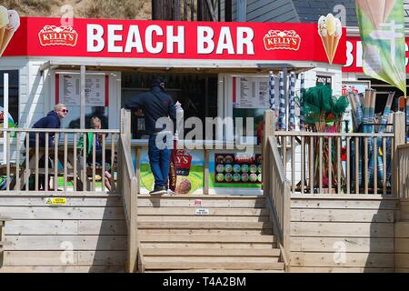 Campanatura, East Sussex, Regno Unito. 15 apr 2019. Il primo giorno delle vacanze di Pasqua per molti porta caldo e soleggiato a Camber Sands in East Sussex. Molte famiglie stanno godendo una giornata rilassante sulla spiaggia. ©Paolo Lawrenson 2019, Photo credit: Paolo Lawrenson/Alamy Live News Foto Stock