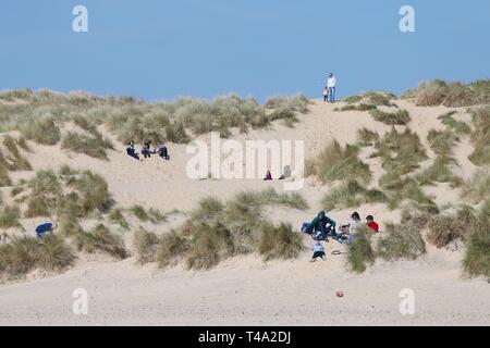 Campanatura, East Sussex, Regno Unito. 15 apr 2019. Il primo giorno delle vacanze di Pasqua per molti porta caldo e soleggiato a Camber Sands in East Sussex. Molte famiglie stanno godendo una giornata rilassante sulla spiaggia. ©Paolo Lawrenson 2019, Photo credit: Paolo Lawrenson/Alamy Live News Foto Stock