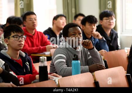 (190415) -- CHANGSHA, 15 aprile 2019 (Xinhua) -- Mangeh III Fondzenyuy Cedric (R) anteriore presenta una lezione a Hunan Università Agricola in Changsha, centrale provincia cinese di Hunan, Marzo 14, 2019. Il 25-anno-vecchio Cedric è dal Camerun. Dopo aver assistito alle imprese cinesi' agricola avanzata per la scienza e la tecnologia e le attrezzature, egli è venuto in Cina nel 2017 e ha studiato come un diploma di specializzazione in meccanizzazione agricola engineering nella scuola di ingegneria di Hunan Università Agricola dopo aver completato i suoi studi universitari. Cedric principalmente gli studi di meccanizzazione agricola un Foto Stock