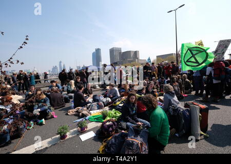 Londra, Regno Unito. Il 15 aprile, 2019. Clima manifestanti estinzione blocco di ribellione Waterloo bridge il giorno 1 di loro chiusura in Londra, trasformandolo in un giardino ponte con arbusti e yurta Credito: Rachel Megawhat/Alamy Live News Foto Stock