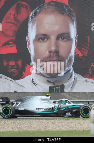 Shanghai, Cina. Xiv Apr, 2019. Driver Mercedes Valtteri Bottas di Finlandia manzi la sua vettura durante il periodo della Formula Uno Gran Premio di Cina a Shanghai, in Cina, il 14 aprile 2019. Credito: Ding Ting/Xinhua/Alamy Live News Foto Stock