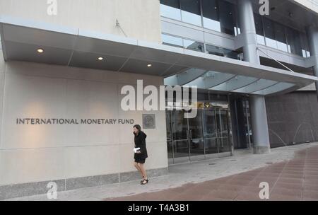 Pechino, Cina. 30 Novembre, 2015. Foto scattata il 9 novembre 30, 2015 mostra una donna a camminare lungo la sede del Fondo monetario internazionale (FMI) a Washington, DC, Stati Uniti. Credito: Bao Dandan/Xinhua/Alamy Live News Foto Stock