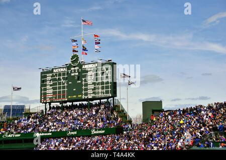 Chicago, Illinois, Stati Uniti d'America. Funzione di punto di riferimento di Wrigley Field è l'iconico, azionato manualmente scoreboard che sale al di sopra dei tifosi in fuori campo lato gradinate. Foto Stock