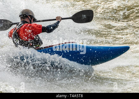 Whitewater kayaker a Paddle Kayak da sud il Concorso e Festival sul fiume Chattahoochee in Uptown Columbus, Georgia. (USA) Foto Stock