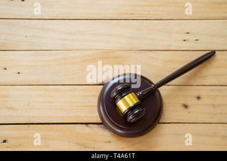 Martello sul tavolo di legno - foto Foto Stock