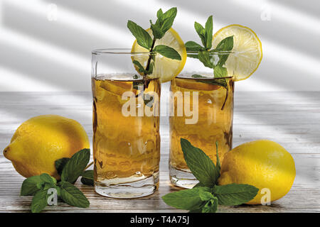 Tè al limone con menta a causa bicchieri fronte Foto Stock