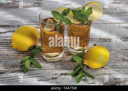 Tè al limone con menta a causa bicchieri dallâ alto Foto Stock