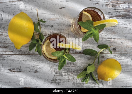 Tè al limone con menta a causa bicchieri da sopra Foto Stock