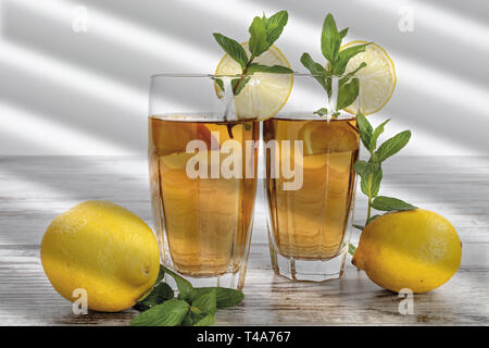 Tè al limone con menta a causa bicchieri fronte diversi Foto Stock