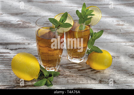 Tè al limone con menta a causa bicchieri dallâ alto diversi Foto Stock