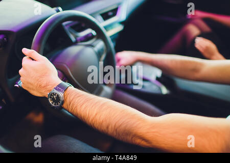 Imprenditore di lusso di guida auto moderna della città. Stretta di mano d'uomo sul cambio. Foto Stock