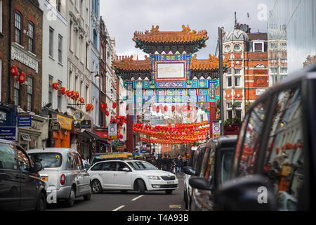 Londra - 15 febbraio 2019: Gateway a China Town con un taxi in primo piano Foto Stock