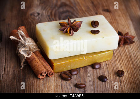 Sapone artigianale con i chicchi di caffè, cannella e anice star Foto Stock