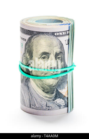 Un rotolo di arrotolato 100 fatture del dollaro e serrato da una gomma su uno sfondo bianco viene isolata Foto Stock