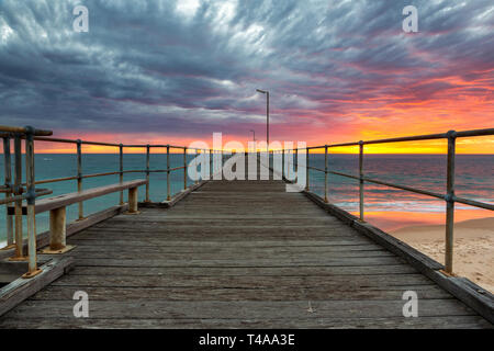 Un vibrante tramonto al Port Noarlunga Molo Sud Australia il 15 aprile 2019 Foto Stock