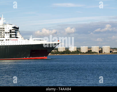 RMS Queen Mary 2 lasciando Southampton Docks, passando modo internazionale, Weston. fotografia scattata da Hythe Marina, Hampshire, Inghilterra, Regno Unito Foto Stock