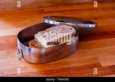 Scuola pranzo pranzo in acciaio inossidabile lunchbox su una superficie di legno Foto Stock