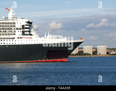 RMS Queen Mary 2 lasciando Southampton Docks, passando modo internazionale, Weston. fotografia scattata da Hythe Marina, Hampshire, Inghilterra, Regno Unito Foto Stock