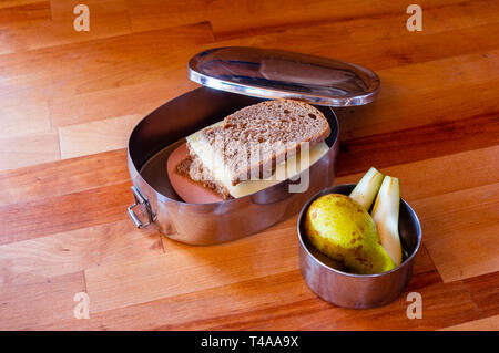 Scuola pranzo pranzo in acciaio inossidabile lunchbox su una superficie di legno Foto Stock