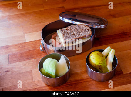 Scuola pranzo pranzo in acciaio inossidabile lunchbox su una superficie di legno Foto Stock