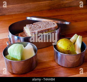 Scuola pranzo pranzo in acciaio inossidabile lunchbox su una superficie di legno Foto Stock