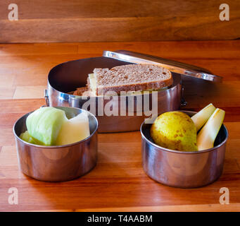 Scuola pranzo pranzo in acciaio inossidabile lunchbox su una superficie di legno Foto Stock