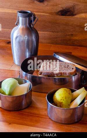 Scuola pranzo pranzo in acciaio inossidabile lunchbox su una superficie di legno Foto Stock