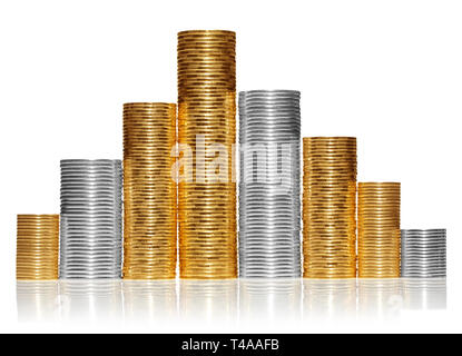 Lucido nuove monete pila isolato su bianco Foto Stock