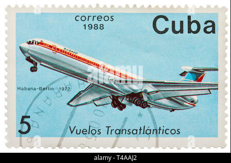 CUBA - circa 1988: un timbro stampato in Cuba mostra immagine dell'aereo in volo transatlantico Habana - Berlino in 1972, circa 1988 Foto Stock