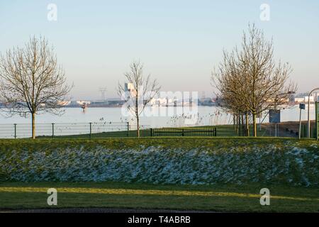 Veluwemeer gezien vanuit Flevoland Industrie Harderwijk Foto Stock