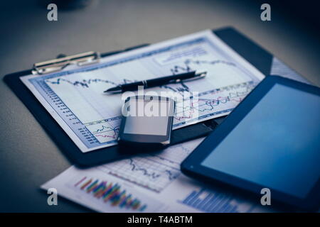 Primo piano immagine di una tastiera con un telefono e tablet che giace al di sopra di esso Foto Stock