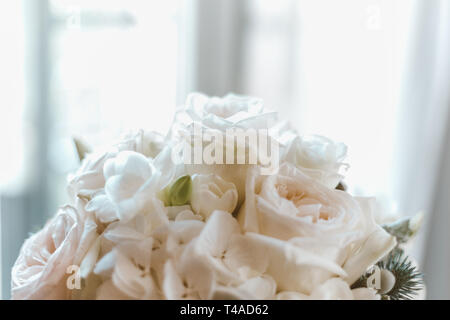 Bridal bouquet con rose bianche Foto Stock