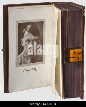 Adolf Hitler - un ambra Königsberg edizione di "Mein Kampf", due volumi di edizione in un unico volume per il NSDAP stampa centrale, Franz Eher Nachf, Monaco di Baviera 1939, 781 pagine, l'anteriore con lievi segni di roditura ai bordi inferiori. Edizione Deluxe con applicato, irregolare, piastre di ambra e argento accessori: un partito eagle in rilievo con alette diritte (finezza marchio "800" su la svastica) sotto "Adolf Hitler' e sopra "Mein Kampf" in caratteri gotici, in corrispondenza degli angoli decorativi prigionieri piramidale. Il coperchio interno in metallo con targhetta costruttore 'Hergestellt von: Norddeutsche Bernst, Editorial-Use-solo Foto Stock