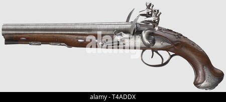 Una coppia belga di doppi flintlock pistols, circa 1810. Il gruppo di canna fatta da Damasco in acciaio 14,5 mm calibro. Flintlocks con scorrimento di sicurezze, ciascuna firmata sul freno "Richard' e 'London' (indossata da lucidatura). Noce piena di scorte con tromba nasi (una sostituzione), vincolato incisioni e taglio mobili in ferro, filo di argento intarsi. Ramrods in legno con tromba suggerimenti. Le scorte con alcune piccole crepe, uno forestock con una vecchia riparazione. Lunghezza 38 cm, storico, storico del XIX secolo, civile pistola, civile pistole, palmare, pistola, , Additional-Rights-Clearance-Info-Not-Available Foto Stock