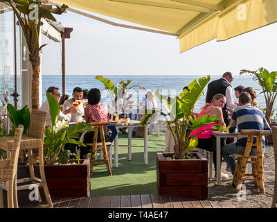 BEACH BAR RISTORANTE VACANZE SOCIALE DISTANZIAMENTO Alfresco spiaggia bar all'aperto Ristorante & cena San Pedro de Alcantara Malaga Costa del Sol Spagna Foto Stock