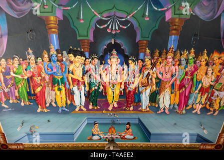 Chiudere orizzontale fino all'incredibile il soffitto dipinto a Manakula Vinayagar tempio di Pondicherry, India. Foto Stock