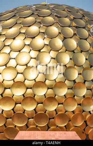 Vista verticale del Matrimandir in Auroville, India. Foto Stock