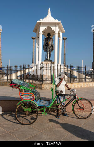 Vista verticale di un ciclo rickshaw davanti il Gandhi Memorial di Pondicherry, India. Foto Stock